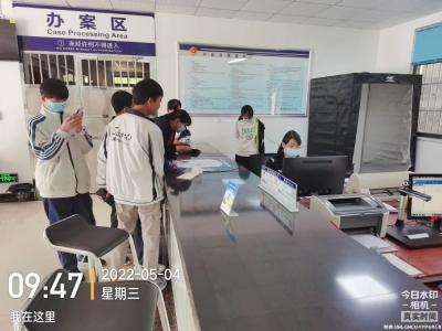 暖心！郧西民警放弃节假日休息为中考生办证