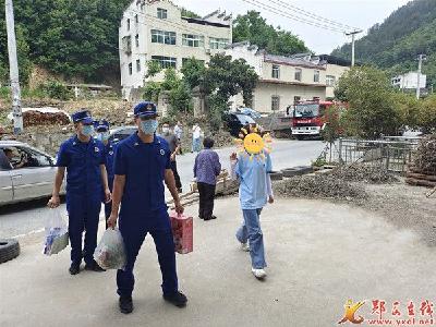 郧西消防“六一”节前开展走访慰问活动
