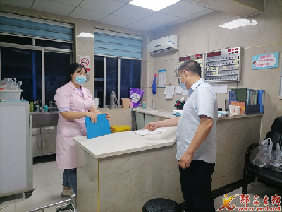 县行政审批局：风雨夜干部接力护送迷路老人回医院