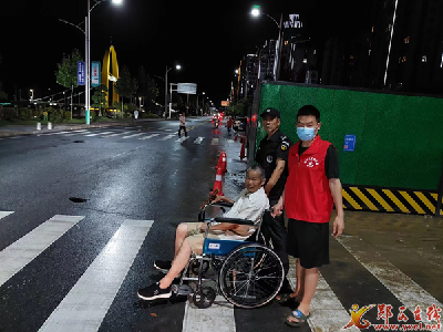 县行政审批局：风雨夜干部接力护送迷路老人回医院