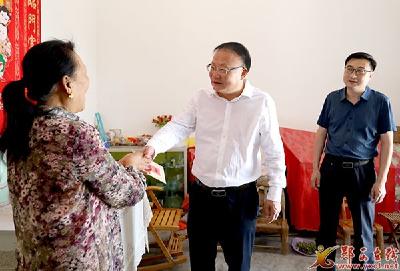 查宏在上津镇走访慰问党员并调研基层党建工作