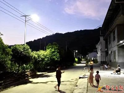 县疾控中心：安装山乡路灯 照亮村民幸福路