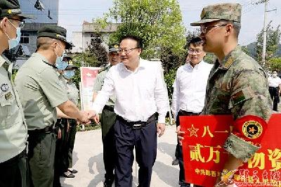 查宏王兵带队开展“八一”走访慰问