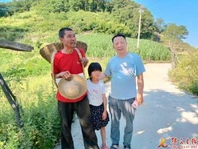 军营爱心助学 温暖马安女童