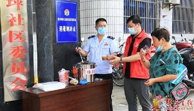 县税务局志愿服务送清凉 “蓝色清风”沁民心