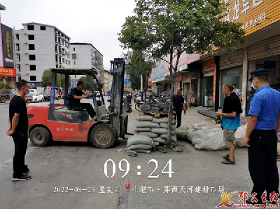 县城管局持续开展市容秩序整治行动
