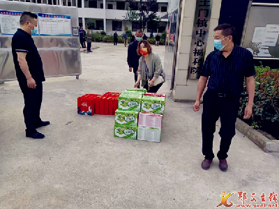 爱心人士向土门镇福利院捐赠中秋物资