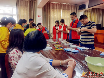 团县委开展“浓情中秋 传递爱心” 送温暖活动