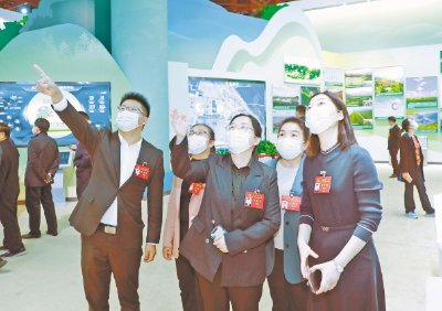 湖北代表团集体参观“奋进新时代”主题成就展 用新的伟大奋斗创造新的伟业