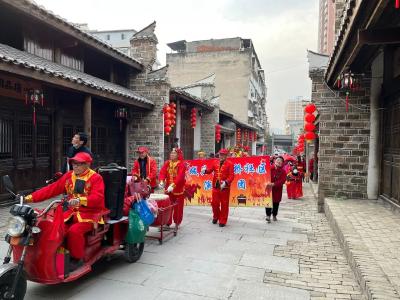 玩彩船、舞狮子、打腰鼓……郧西春节群众文化活动热闹非凡！