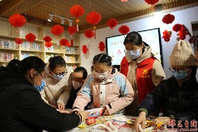 县图书馆开展亲子国潮兔帽手工DIY活动