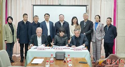 我县与中新国盈集团、通商集团签订战略合作协议