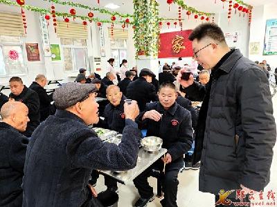 县福利院吃团圆饭过开心年
