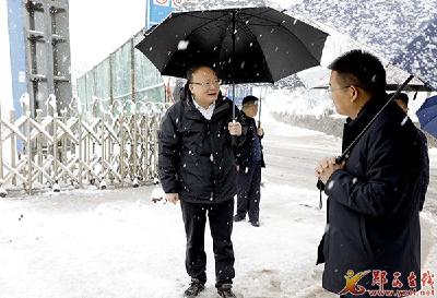 查宏督导雨雪天气防范应对工作
