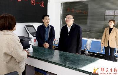 查宏调研群团工作