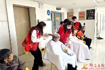 社工走进福利院解决院民“头”等大事