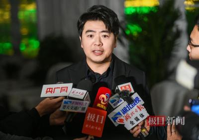 武汉春夜的草原上，郎朗浪漫献奏！