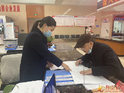 县行政审批局：打造群众满意的审批窗口