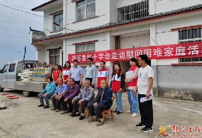 县红十字会在十王寺村开展“爱心送健康、送温暖”活动