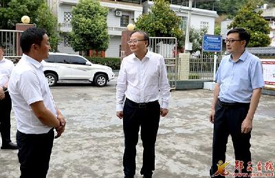 查宏在上津镇督导软弱涣散村整顿工作