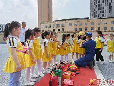县消防救援大队开展消防站开放日活动
