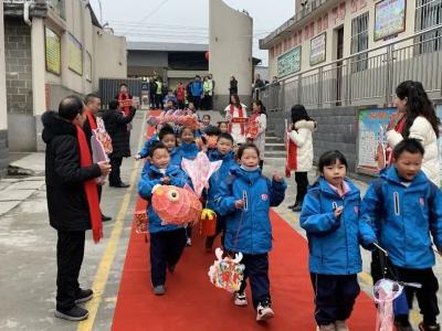 元气满满！多图直击郧西中小学生“热辣滚烫”的开学第一天
