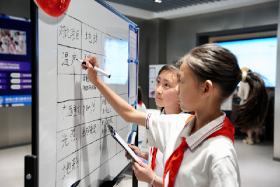 小学生AI造火星车 银发族玩转无人机！湖北数字教育“开挂”了