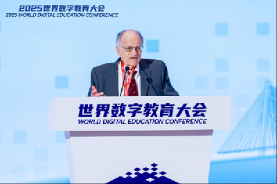 诺奖得主武汉演讲亮手腕：“我用华为的手表！”