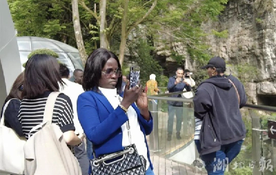 看了湖北利川土家族歌舞，非洲记者说也想上台一起跳