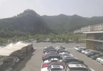 “五一”首日，郧西各大景区游人如织……