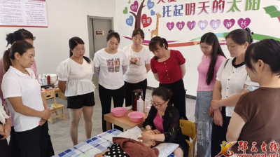 县公共就业和人才服务局举办首期美容（艺术化妆）培训
