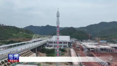 西十高铁湖北段第一座通信铁塔成功组立.mp4