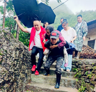 香口乡：风雨同舟护家园 干群齐心战洪灾