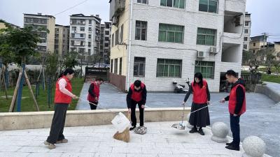 郧西“志愿红”扮亮美丽县城
