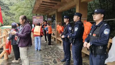 节日我在岗｜最美“警”色！郧西“警察蓝＋火焰橙”全力护平安         
