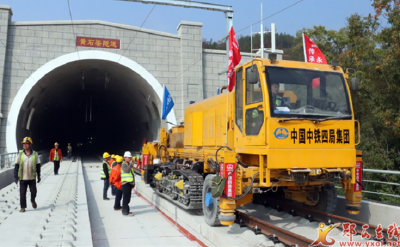 西十高铁郧西站铺轨施工顺利推进