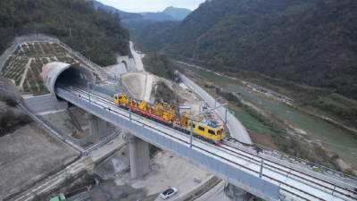 精度0.1毫米！西十高铁完成关键“穿线”！