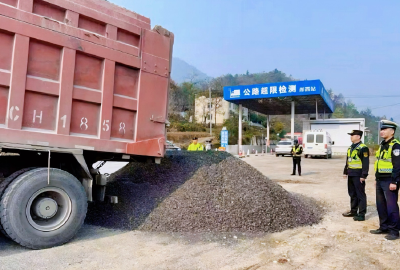 我县联合治超守护公路安全