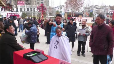 暖春三月学雷锋，郧西志愿者在行动