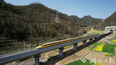 385km/h！穿越秦岭，直奔郧西高铁站！