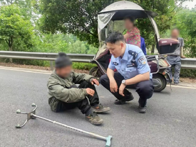 十堰郧西：暖心！老人路边摔倒，有“警”无险！