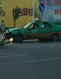 荆州发生惨烈车祸 驾驶员当场身亡留下数米血迹