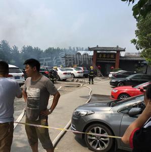 【独家视频】今天下午，荆沙大道一餐馆突发大火，现场浓烟滚滚！