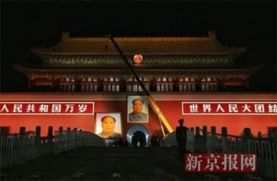 天安门城楼半夜更换毛主席画像 重1.5吨