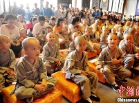 成都萌宝小沙弥中秋祈福出游萌翻天