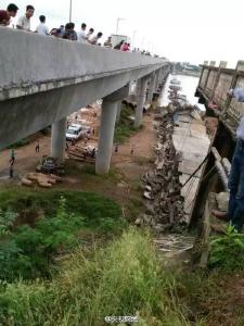 江西省泰和县一桥梁发生坍塌 现场有车辆被压
