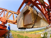组图:荆州长江公铁大桥北岸合建段首片公路箱梁架设