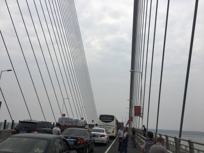 突发：一小车起火，荆州长江大桥堵成长龙