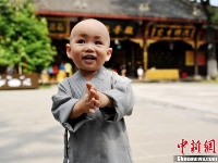 成都萌宝小沙弥中秋祈福出游萌翻天