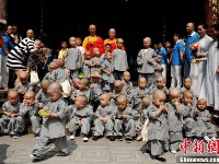 成都萌宝小沙弥中秋祈福出游萌翻天